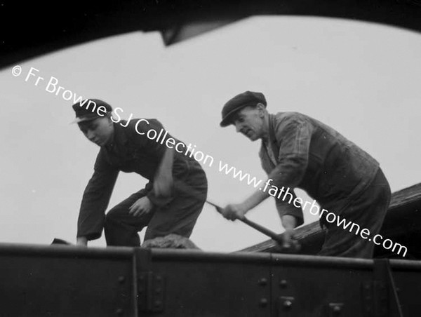 RAILWAY PERSONALITIES DRIVER DUNN & FIREMAN P.LOONEY ON FOOTSIDE OF 802